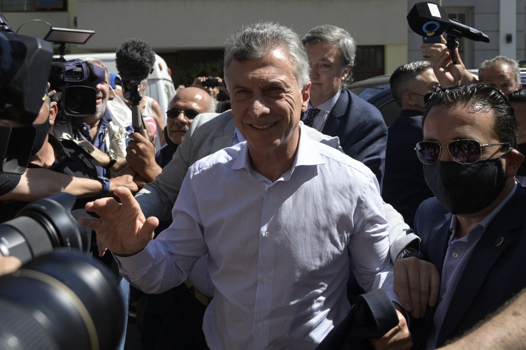 Ex-presidente argentino Mauricio Macri chega em tribunal na província de Buenos Aires. 28/10/2021