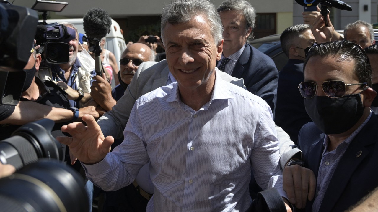 Ex-presidente argentino Mauricio Macri chega em tribunal na província de Buenos Aires. 28/10/2021