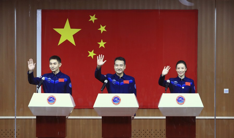 Astronautas chineses para a próxima missão Shenzhou-13, Ye Guangfu, Zhai Zhigang e Wang Yaping -