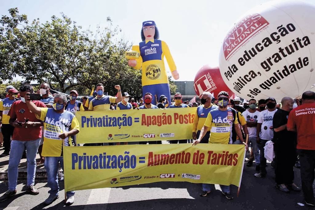 ESQUERDA, VOLVER! - Protesto contra a venda dos Correios: o PT quer estatais nas mãos do governo -