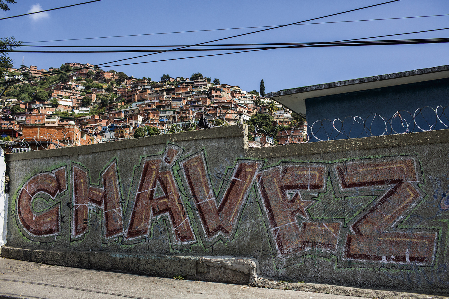 DEU NISSO - Favela em Caracas: a inoperância do Estado prolifera a escassez -