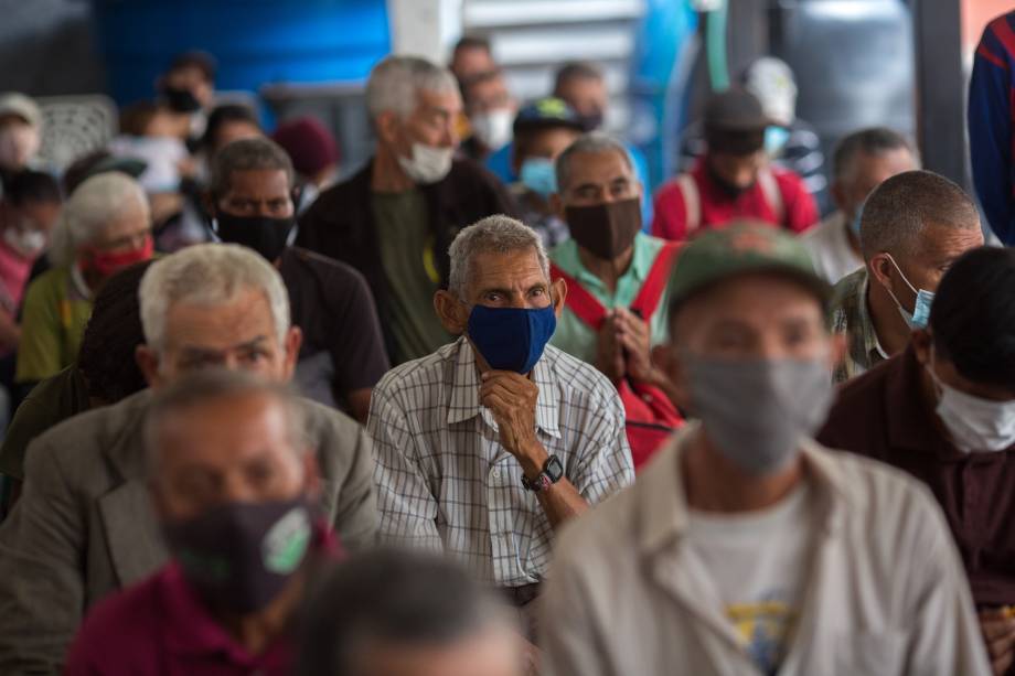 Idosos esperam por comida de caridade em uma igreja evangélica no centro da cidade de Caracas -