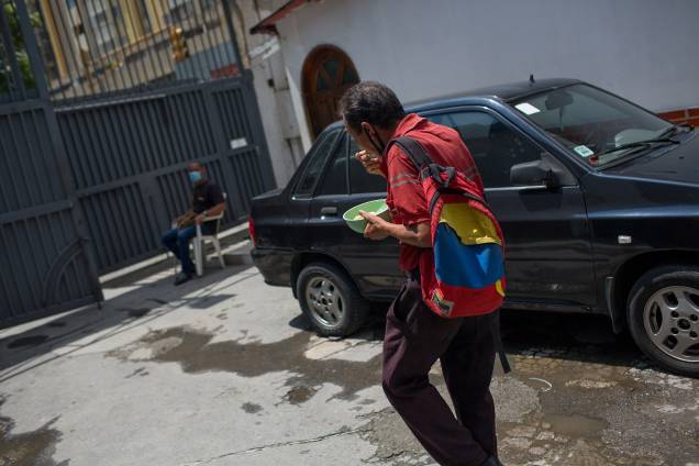 Um homem sai de uma igreja evangélica onde recebeu comida, em Caracas -