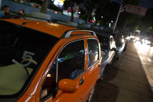 Carro em uma fila para reabastecer perto de um posto de gasolina, em Caracas -
