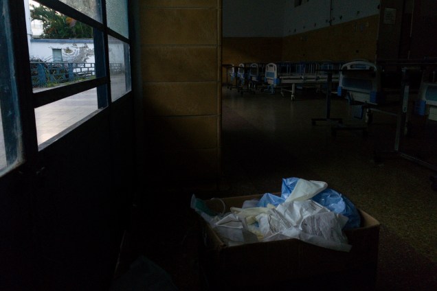 Resíduos médicos são vistos em uma caixa de papelão no Hospital El Algodonal, em Caracas -