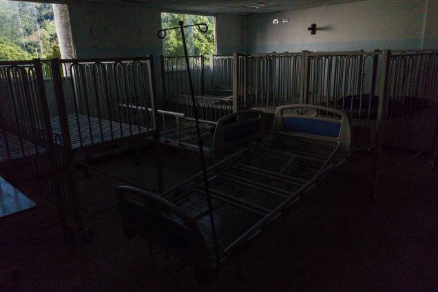 Leitos hospitalares desativados no prédio de pediatria do Hospital El Algodonal, em Caracas -
