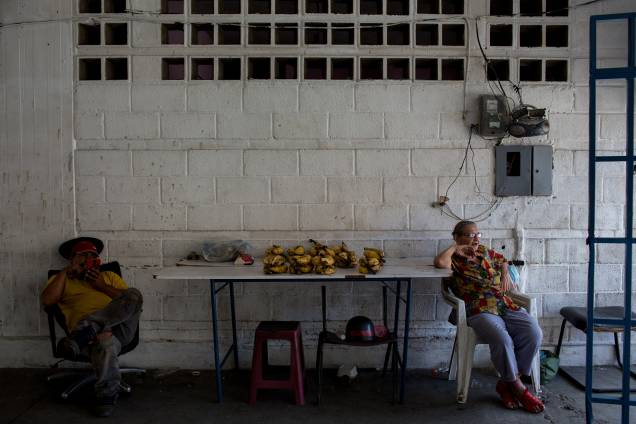 Comerciantes vendem bananas na favela de San Agustin, em Caracas -