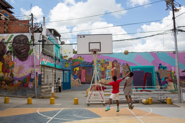 Adolescentes jogam basquete na favela de San Agustin, em Caracas -