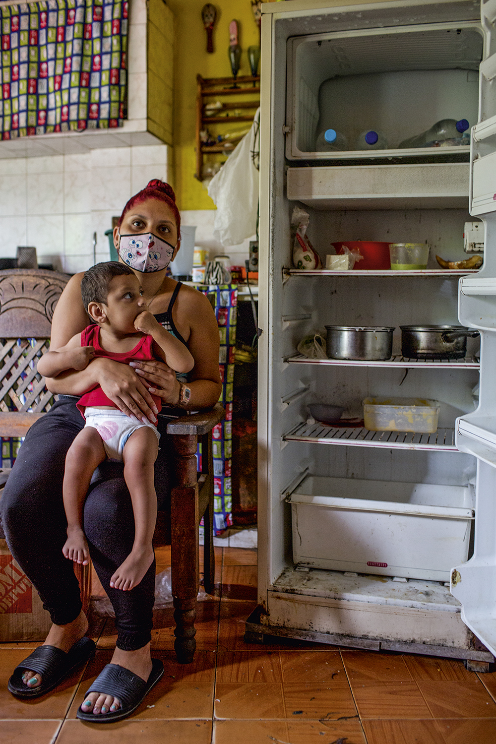 GELADEIRA MINGUADA - Sem emprego, Estefany Guerrero, 23 anos, vive com os três filhos (na foto, Joel de 2 anos, o mais novo) e com a mãe, que arranja uns poucos trocados costurando para fora. “Nossa batalha diária é para não passar fome”, diz -