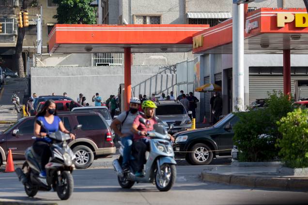 Pessoas fazem fila para pagar combustível em posto de gasolina subsidiado em Caracas, Venezuela -