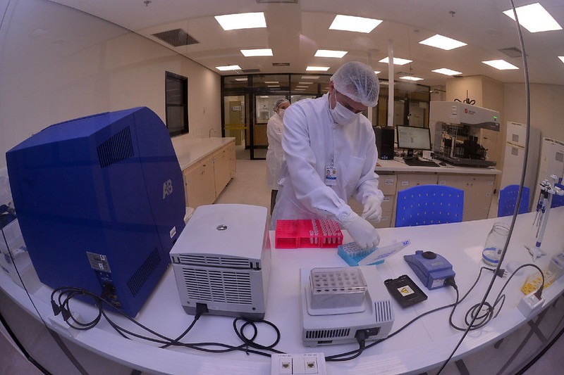 Técnico de um banco de perfis genéticos manipula material