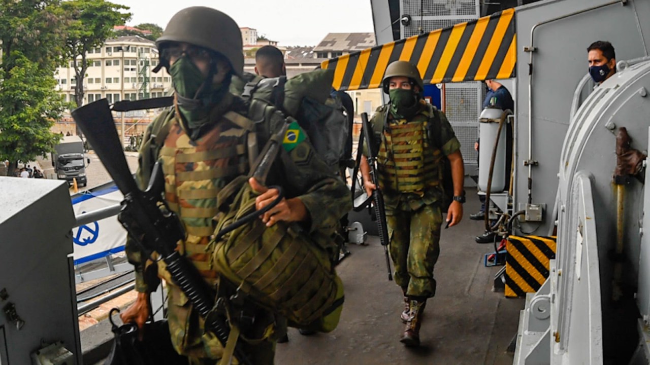Militares embarcam no Navio Aeródromo Multipropósito Atlântico, no Rio de Janeiro, para participarem da Operação Meridiano