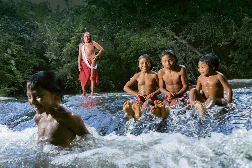 RESPEITO - Crianças waiapi no Amapá: a natureza é vista como parte intrínseca da vida da tribo -