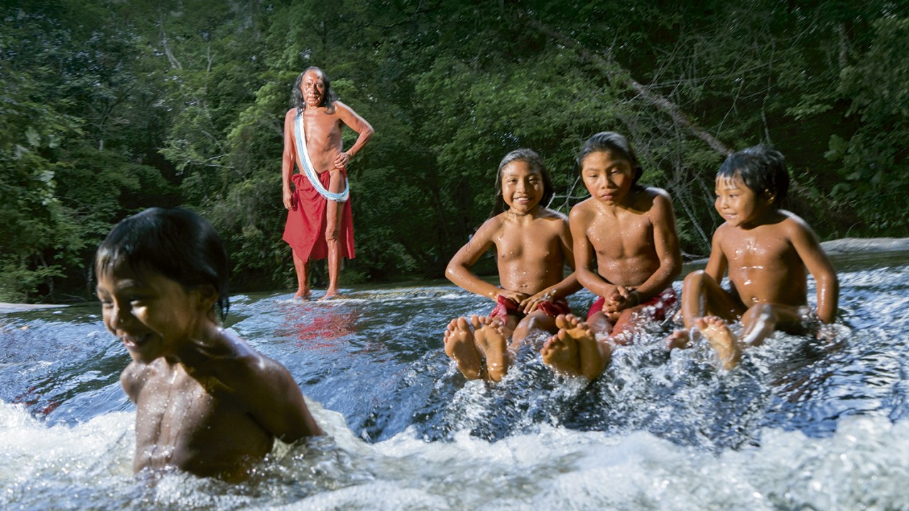 RESPEITO - Crianças waiapi no Amapá: a natureza é vista como parte intrínseca da vida da tribo -