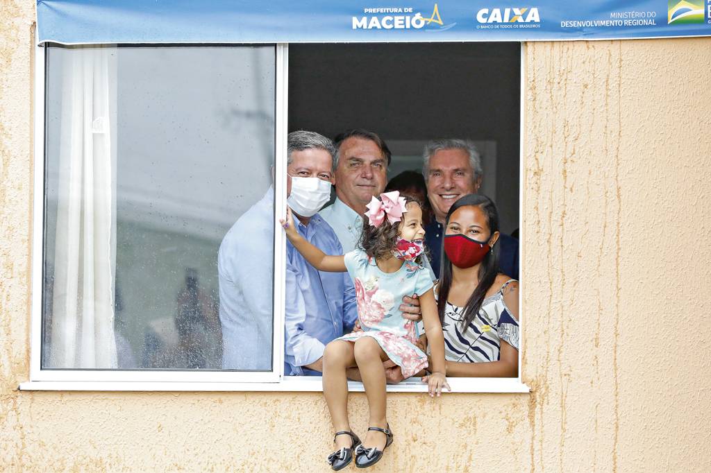 ARTHUR-LIRA-FERNANDO-COLLOR-DE-MELLO-JAIR-BOLSONARO-MACEIO-2021-92.jpg AMIGOS - Lira, Bolsonaro e Collor: a política nacional vai influenciar a eleição em Alagoas, e vice-versa -