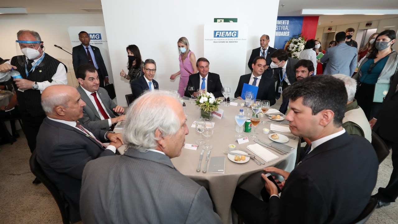 O presidente Jair Bolsonaro, com o governador Romeu Zema (Novo) e empresários em Belo Horizonte