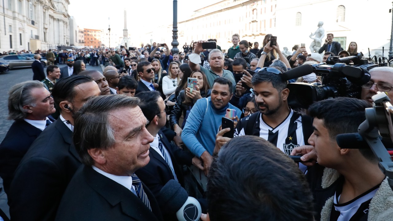 Em rápida entrevista, após o primeiro dia do encontro da cúpula de líderes do G20, na Itália, Bolsonaro afirma ter plano B para viabilizar o programa que substitui o Bolsa Família