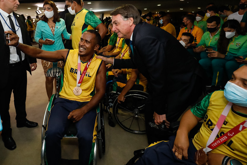 Delegação que participou dos Jogos Paralímpicos de Tóquio é recebida por Bolsonaro um mês após o término da competição