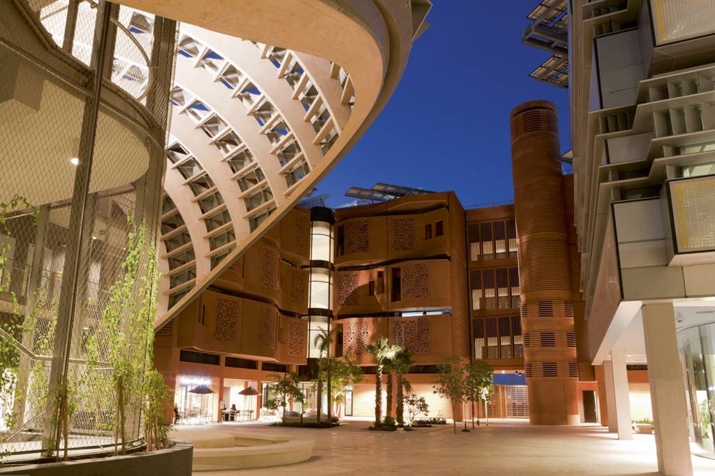 CIDADES-VERDES-MASDAR-gettyimages-107900283-2048×2048.jpg MODELO - Cidade de Masdar em Abu Dhabi: projeto de cidade eficiente em meio ao calor tórrido do deserto -