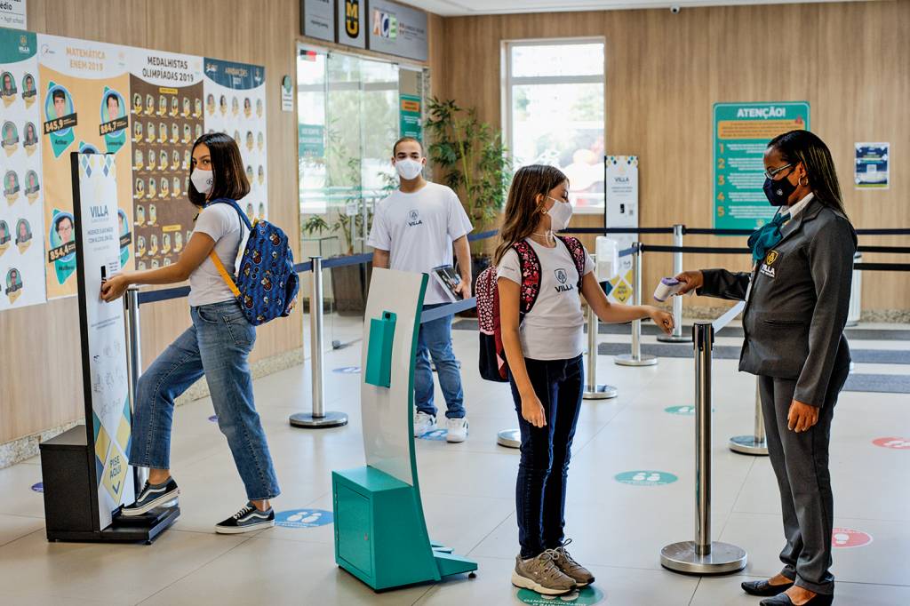 AULAS E AMIGOS - Presença obrigatória: classes e colegas na escola, e não mais on-line -