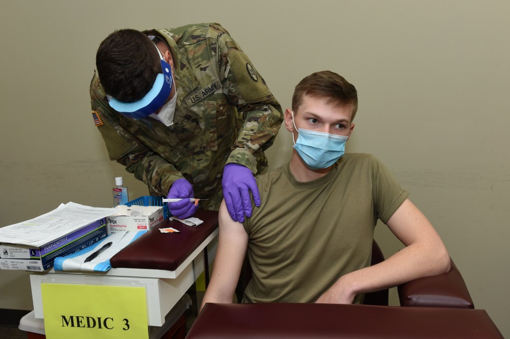 Soldado da guarda Nacional Aérea dos Estados Unidos aplica vacina contra a Covid-19 em morador da Carolina do Sul