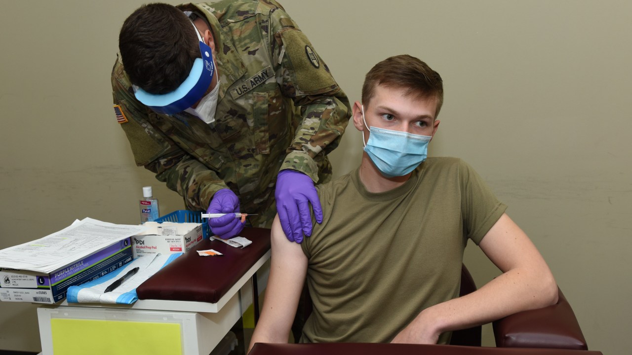Soldado da guarda Nacional Aérea dos Estados Unidos aplica vacina contra a Covid-19 em morador da Carolina do Sul