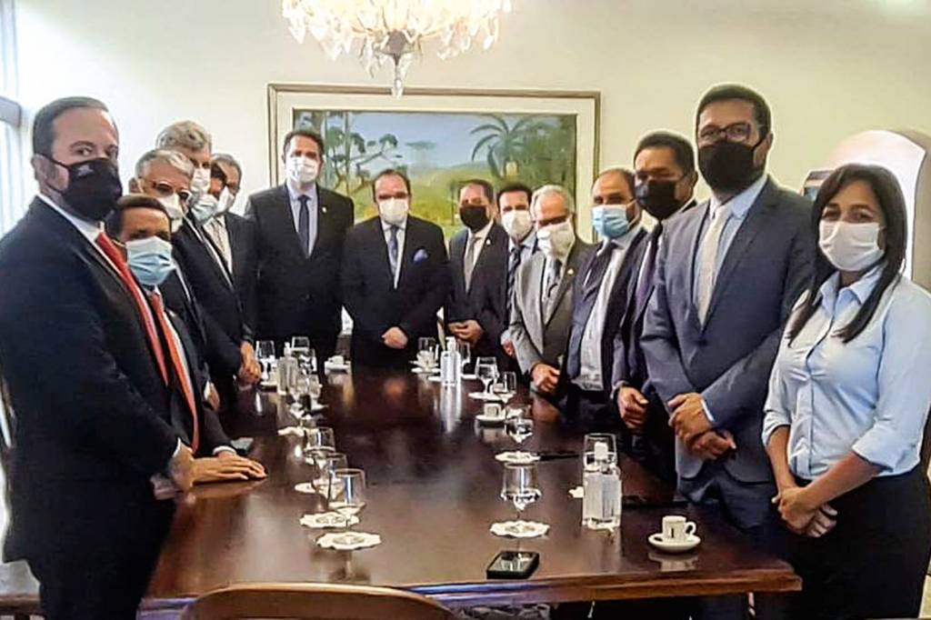 EDUARDO GIRAO – INSTAGRAM @EDUARDOGIRAOOFICIAL 100 2021.jpg SOLUÇÃO - Rodrigo Pacheco (ao fundo, à esq.): reunião para destravar processo -