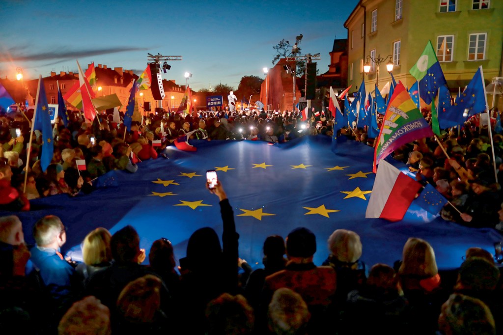 A FAVOR - Poloneses vão às ruas apoiar a integração europeia: os atos do governo desafiam a UE -