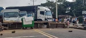 Estradas bloqueadas em protesto contra a carestia no Equador