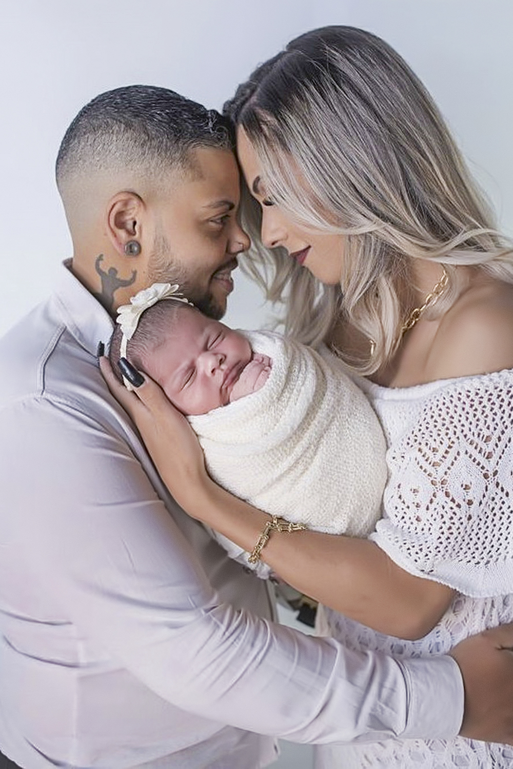 CASAL SENSAÇÃO - Seis meses depois de dar à luz Isabella, Rodrigo Bryan, que passou boa parte da vida atendendo pelo nome de Bárbara, está grávido de novo de sua companheira, a também trans Ellen. “Compartilhei nossa história nas redes sociais para combater o preconceito”, diz ele. -