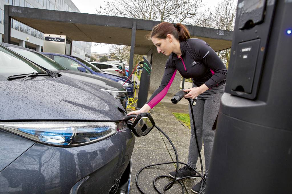 ALTA VOLTAGEM - Ponto de abastecimento de carros elétricos na Europa: transição para o modelo limpo de mobilidade -