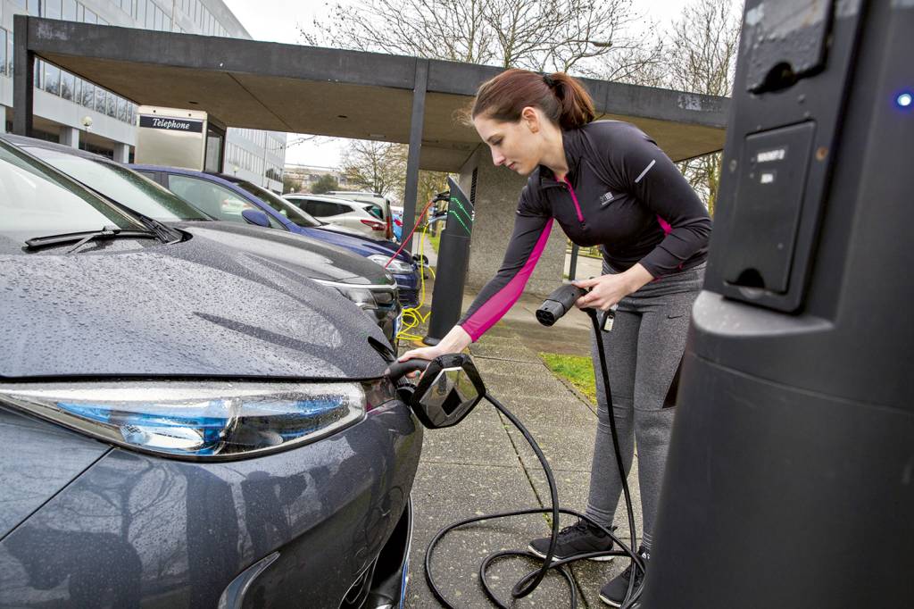 GettyImages-1055462984.jpg ALTA VOLTAGEM - Ponto de abastecimento de carros elétricos na Europa: transição para o modelo limpo de mobilidade -