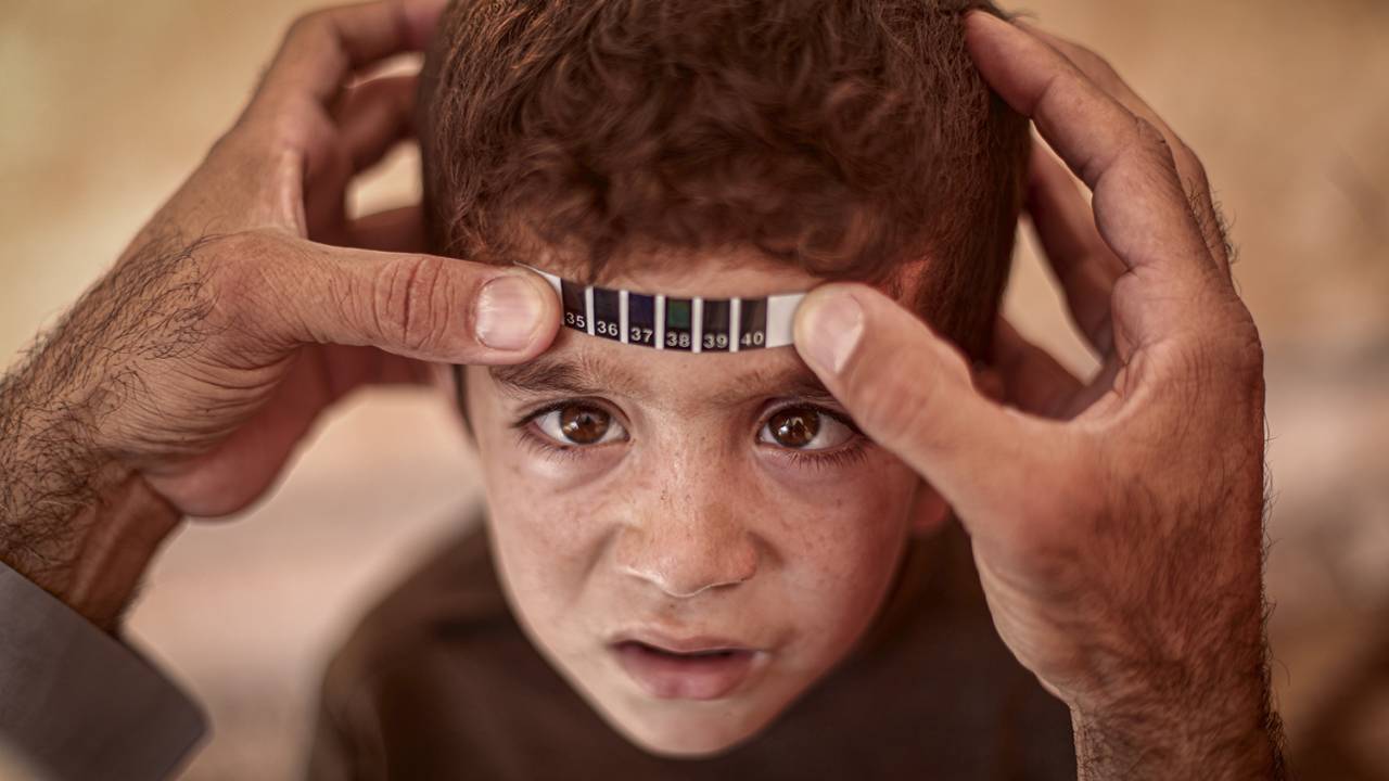 AMEAÇA - Medição de temperatura em campo de refugiados na Síria: choque térmico -