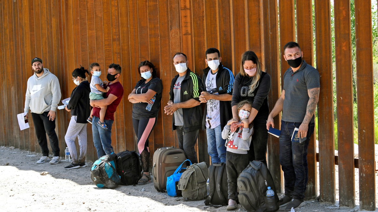 Imigrantes detidos após tentativa de cruzar a fronteira americana com o México