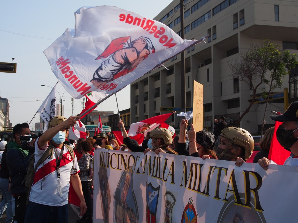 Protesto contra o agora ex-primeiro-ministro do Peru Guido Bellido em frente ao Congresso em Lima - 02/09/2021