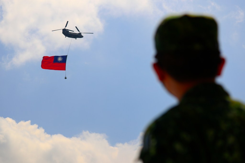 Helicóptero carrega bandeira de Taiwan durante treinamento militar em Taoyuan - 28/09/2021