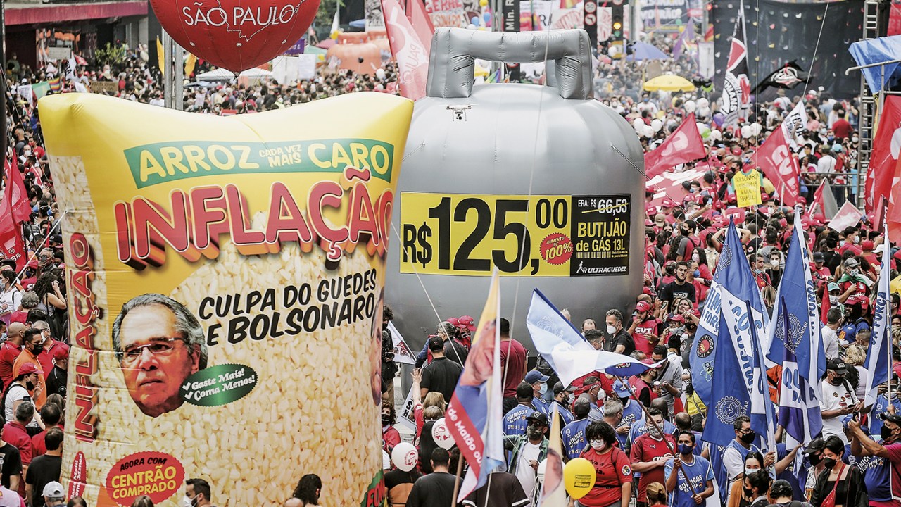 BANDEIRA POLÍTICA - Protesto na Avenida Paulista no dia 2: o aumento no custo de vida ganha as ruas do país -