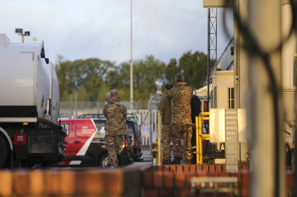 Militares britânicos vistos em depósito em Londres antes de iniciar entrega de combustível para postos no Reino Unido. 04/10/2021