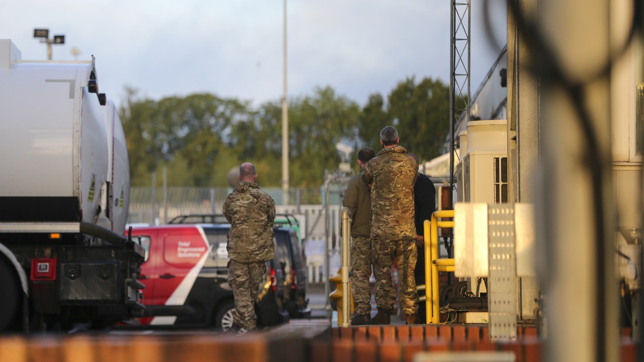 Militares britânicos vistos em depósito em Londres antes de iniciar entrega de combustível para postos no Reino Unido. 04/10/2021