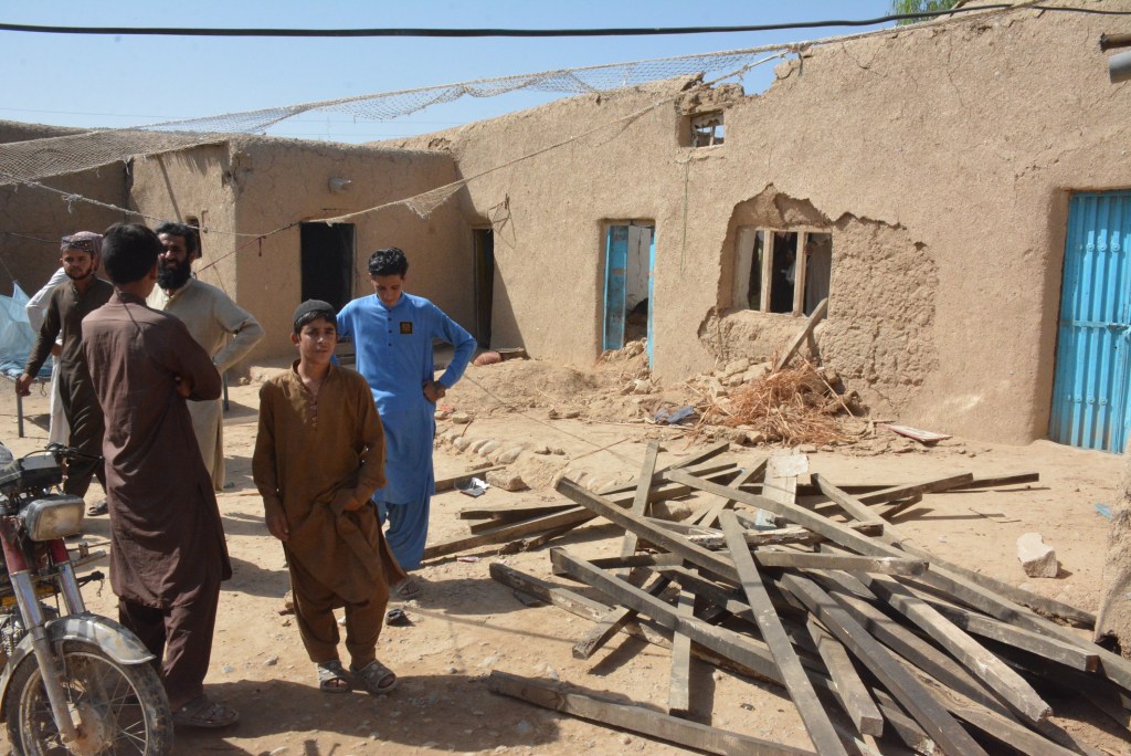 Construção desmorona no na província de Baluchistão após terremoto de magnitude 5,9 atingir o Paquistão - 07/10/2021