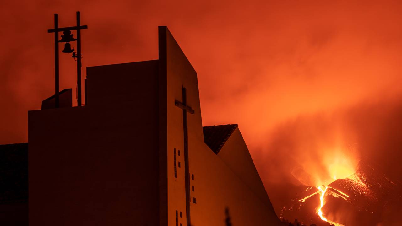 Vilarejo de Tajuya, em La Palma, nas Ilhas Canárias: novo fluxo de lava se forma após colapso no cume vulcânico