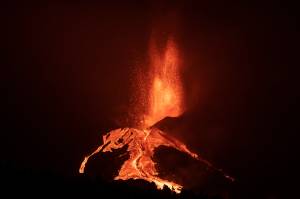 Vilarejo de Tajuya, em La Palma, nas Ilhas Canárias: novo fluxo de lava se forma após colapso no cume vulcânico