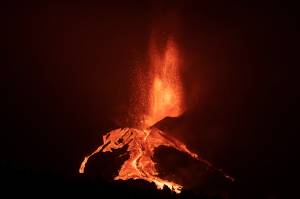 Vilarejo de Tajuya, em La Palma, nas Ilhas Canárias: novo fluxo de lava se forma após colapso no cume vulcânico Vilarejo de Tajuya, em La Palma, nas Ilhas Canárias: novo fluxo de lava se forma após colapso no cume vulcânico
