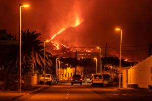 Vilarejo de Tajuya, em La Palma, nas Ilhas Canárias: novo fluxo de lava se forma após colapso no cume vulcânico Vilarejo de Tajuya, em La Palma, nas Ilhas Canárias: novo fluxo de lava se forma após colapso no cume vulcânico