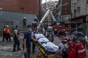 KAOHSIUNG, TAIWAN - OCTOBER 14: Paramedics transport a dead body from a residential building in the wake of a fire on October 14, 2021 in Kaohsiung, Taiwan. Additional deaths are feared as at least 14 were confirmed dead after a residential building fire in the southern Taiwanese city, United Daily News reported. (Photo by Lam Yik Fei/Getty Images)