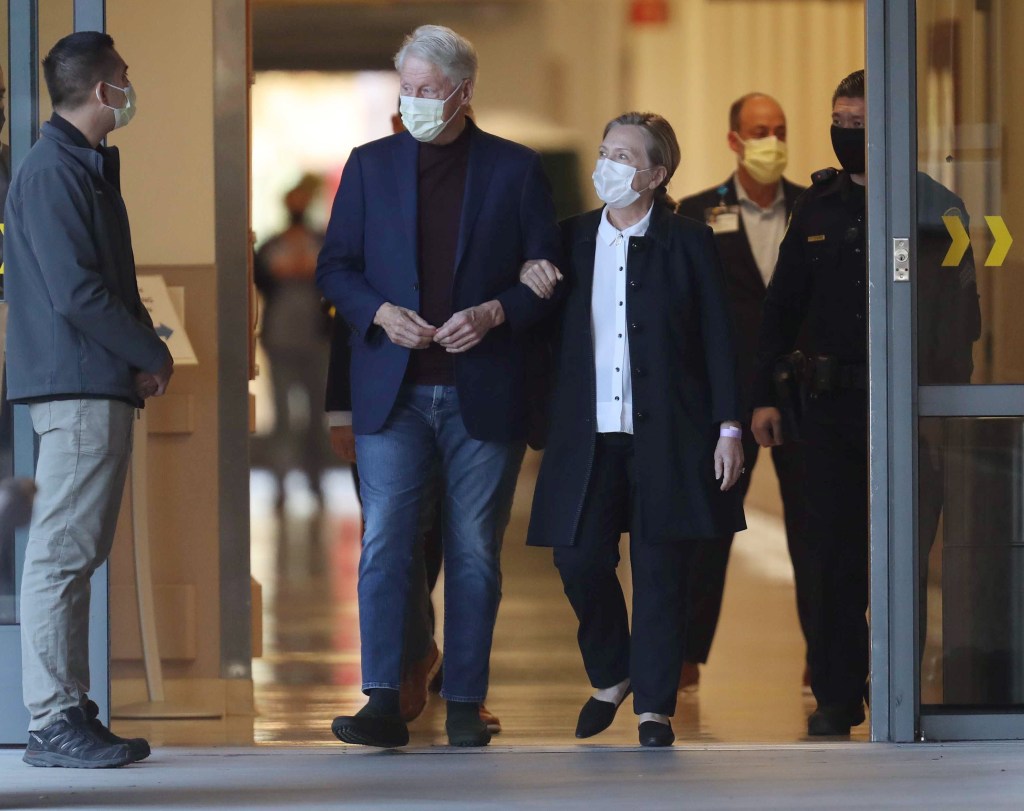Ex-presidente americano Bill Clinton deixa hospital ao lado de esposa, Hillary Clinton. 17/10/2021