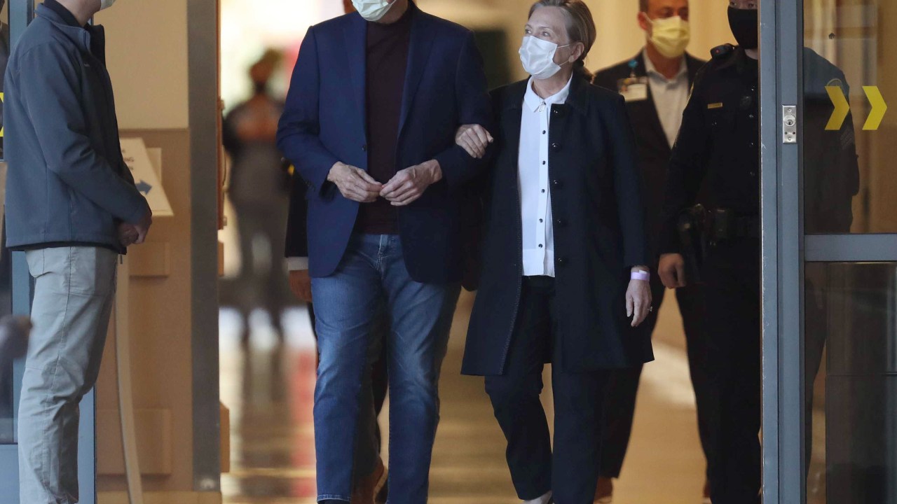 Ex-presidente americano Bill Clinton deixa hospital ao lado de esposa, Hillary Clinton. 17/10/2021