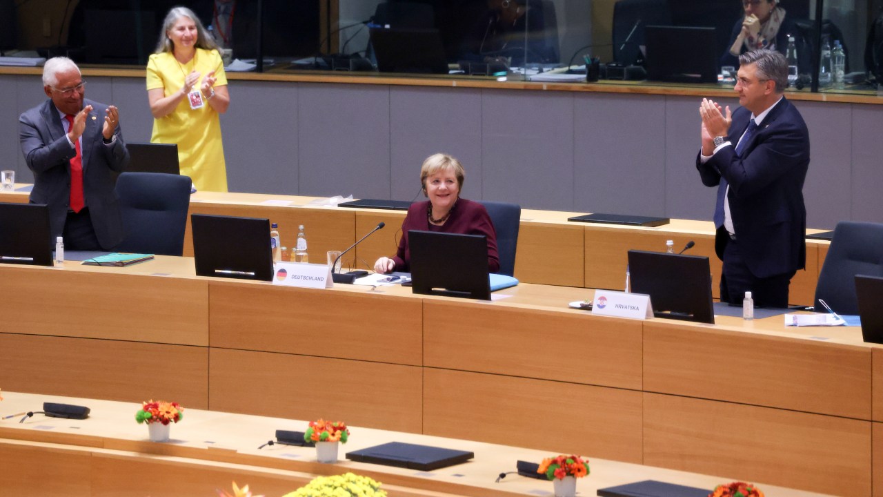 Chanceler da Alemanha, Angela Merkel, é aplaudida de pé por colegas em Bruxelas. 22/10/2021