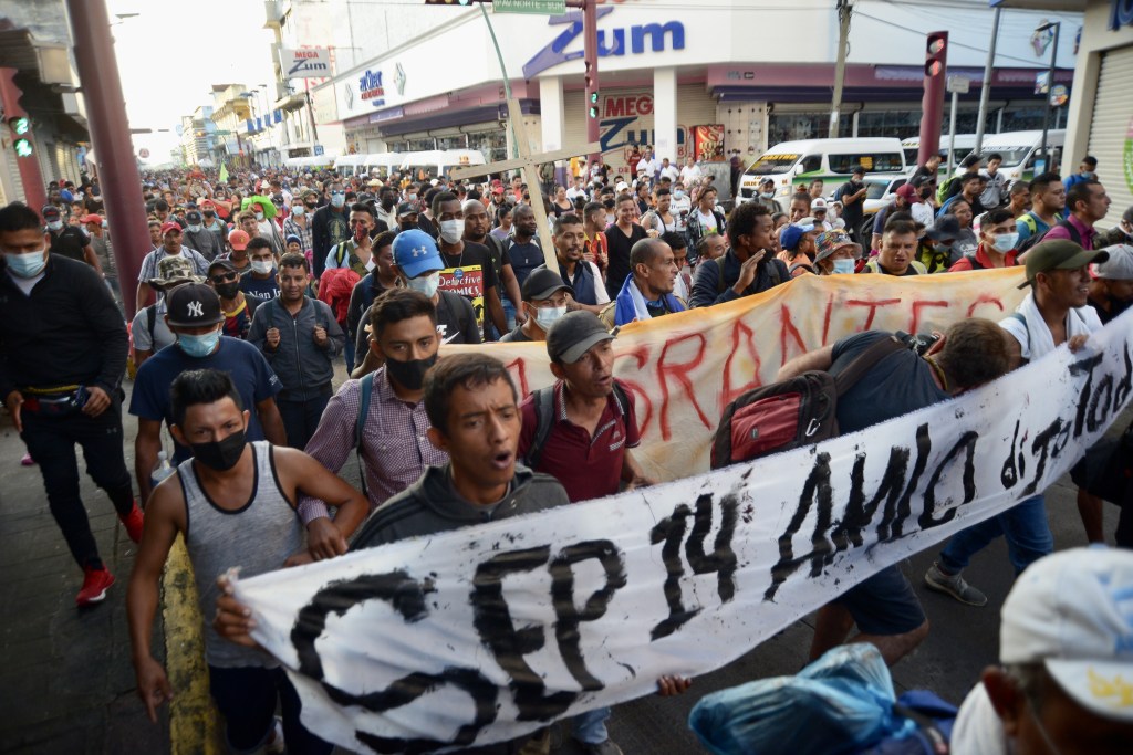 Caravana de imigrantes deixa a cidade de Tapachula, no México, rumo aos Estados Unidos