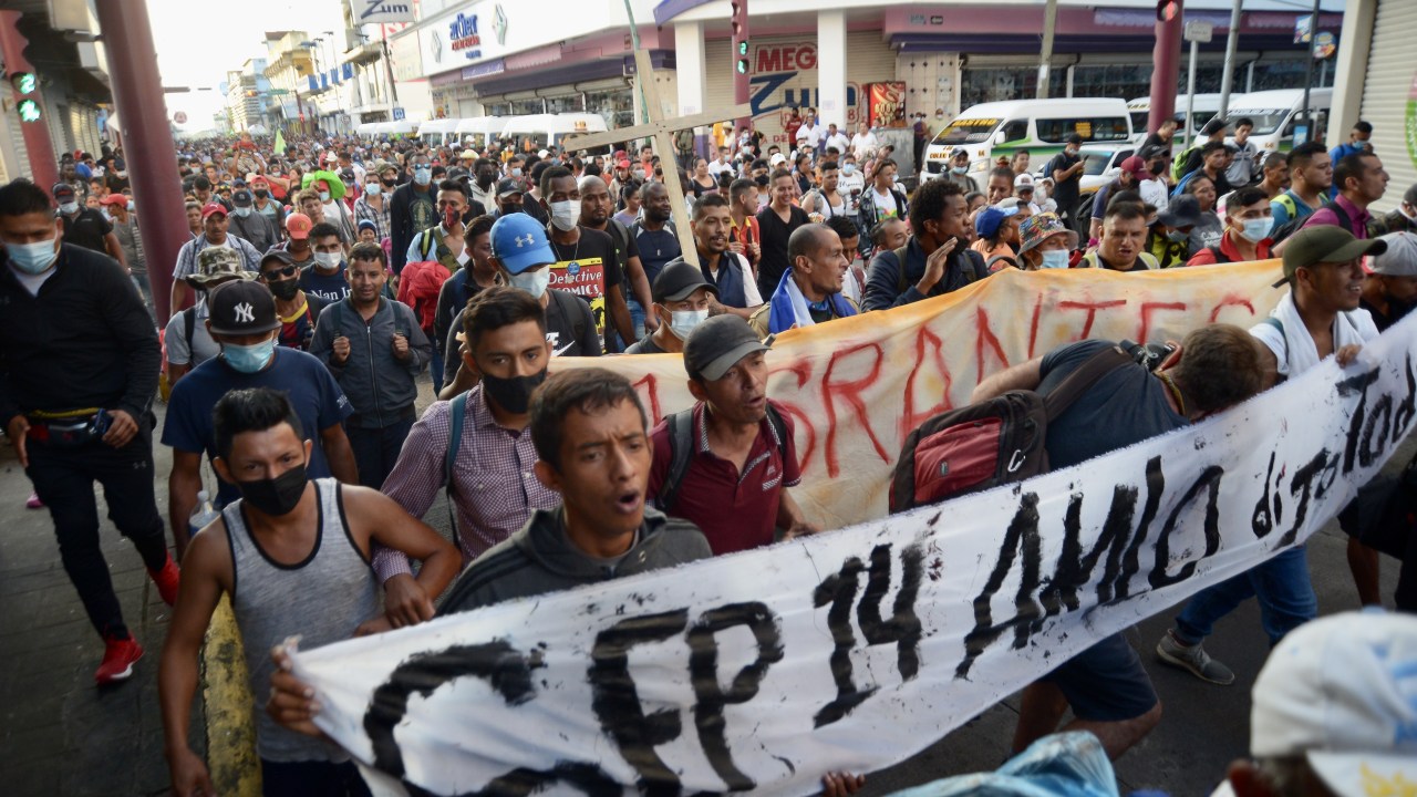 Caravana de imigrantes deixa a cidade de Tapachula, no México, rumo aos Estados Unidos
